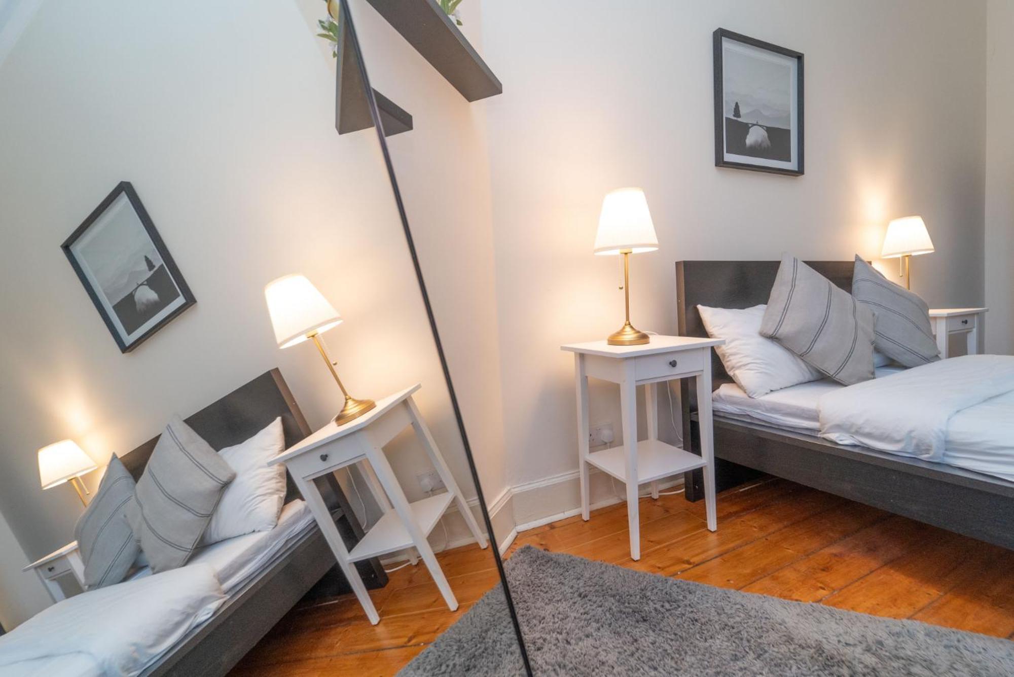 Large City Corner Apartment Edimburgo Esterno foto