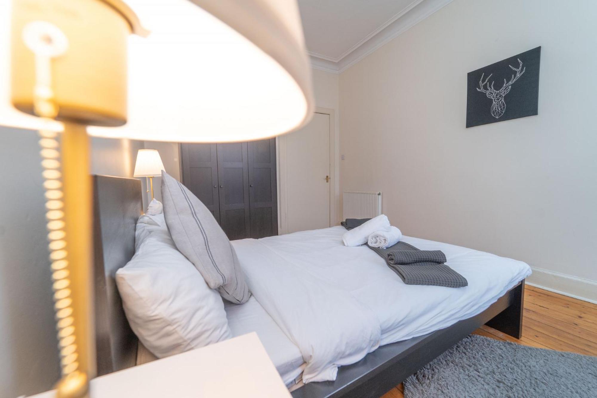 Large City Corner Apartment Edimburgo Esterno foto
