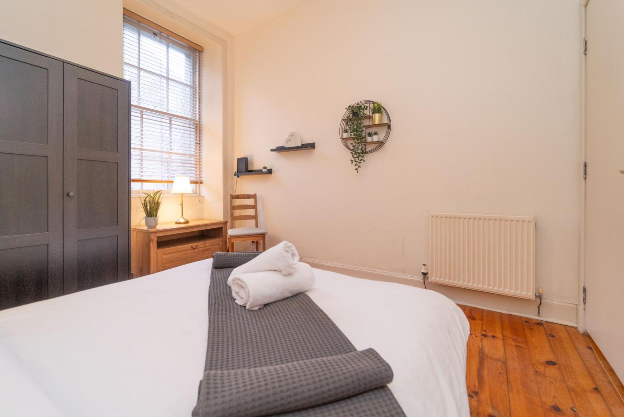 Large City Corner Apartment Edimburgo Esterno foto