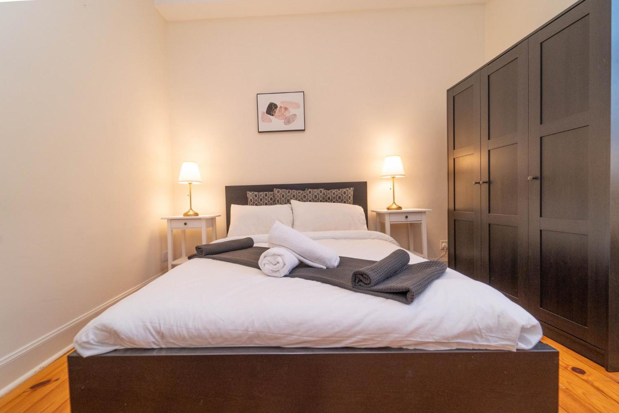 Large City Corner Apartment Edimburgo Esterno foto