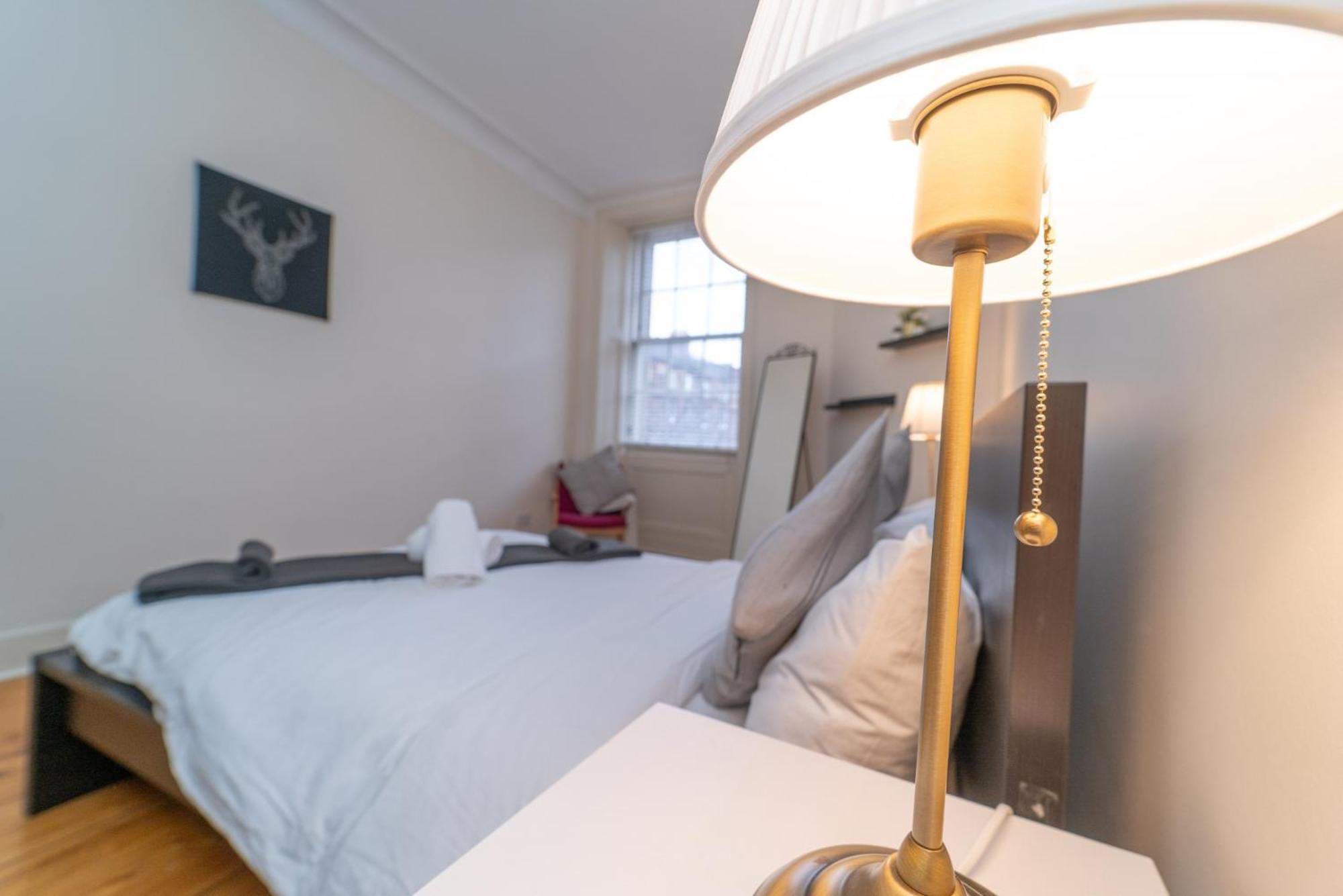 Large City Corner Apartment Edimburgo Esterno foto