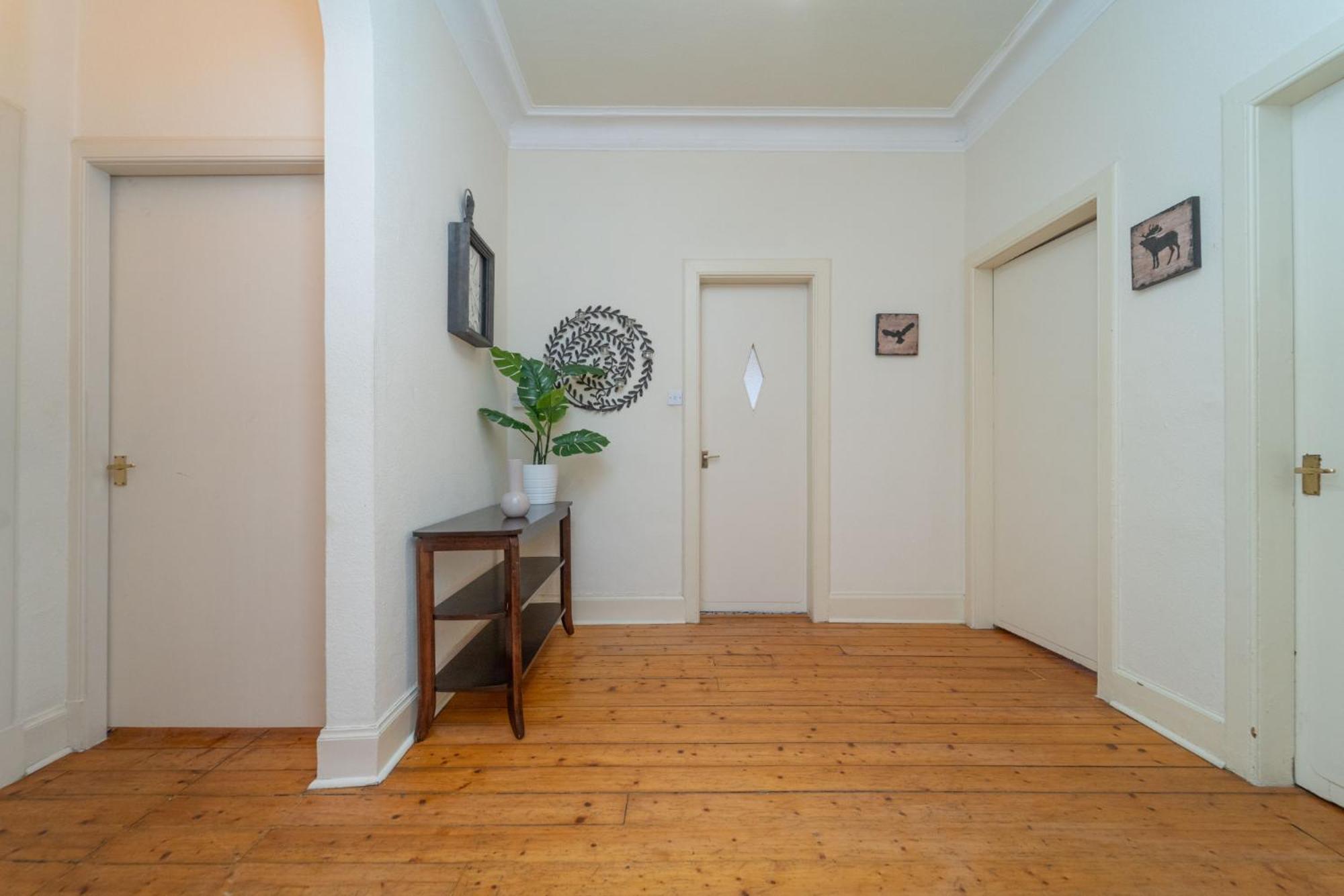 Large City Corner Apartment Edimburgo Esterno foto