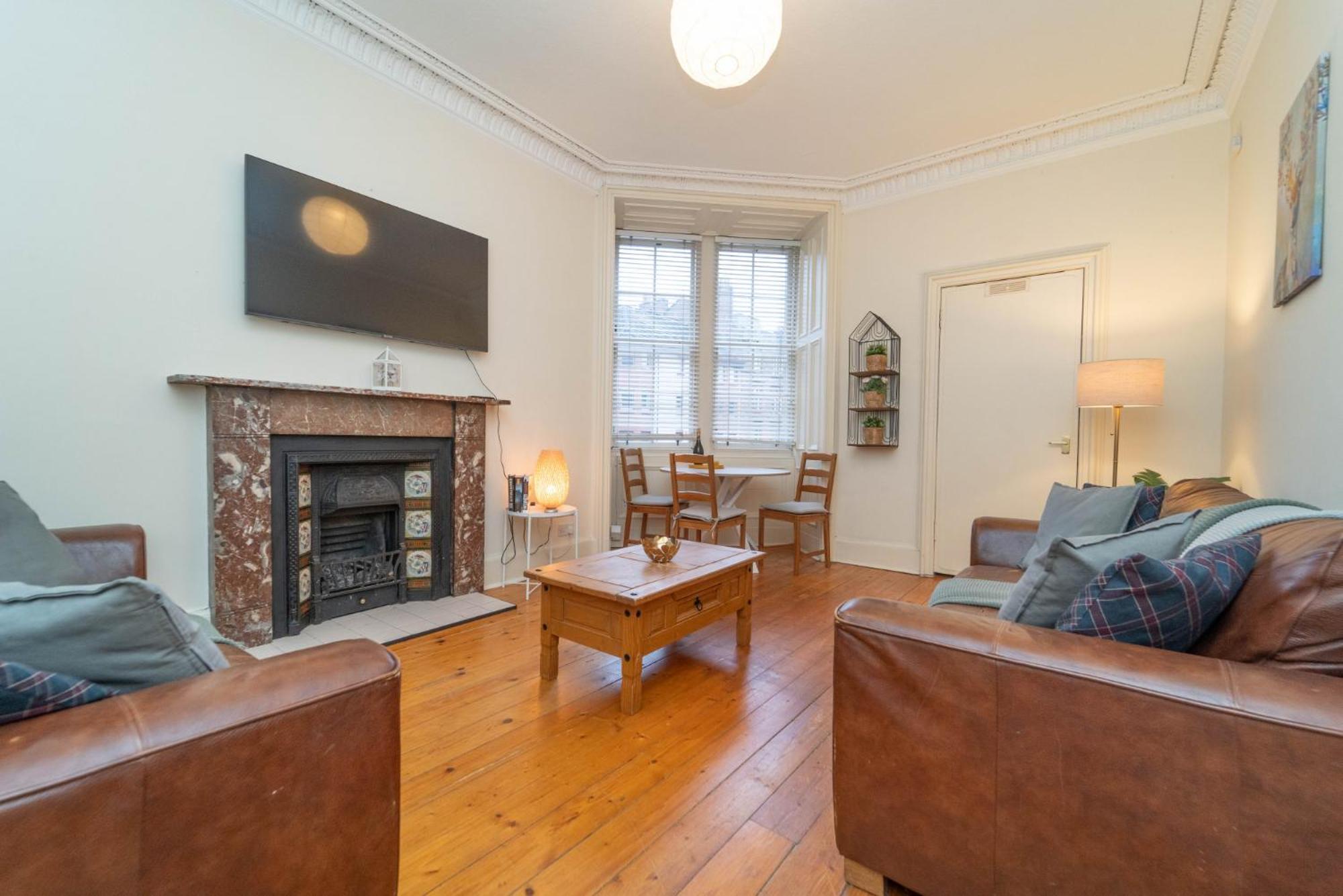 Large City Corner Apartment Edimburgo Esterno foto